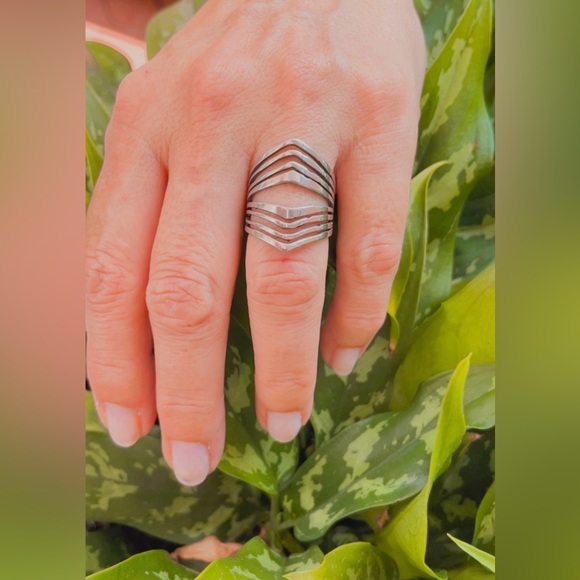 NWT Unisex silver stainless steel ring, laser cut pattern. Size 7 - Picture 4 of 15
